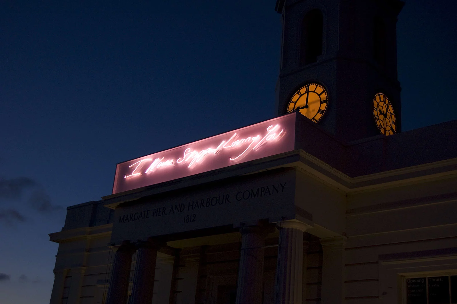 トレーシー・エミン（Tracey Emin）のネオン作品「I never stopped loving you」